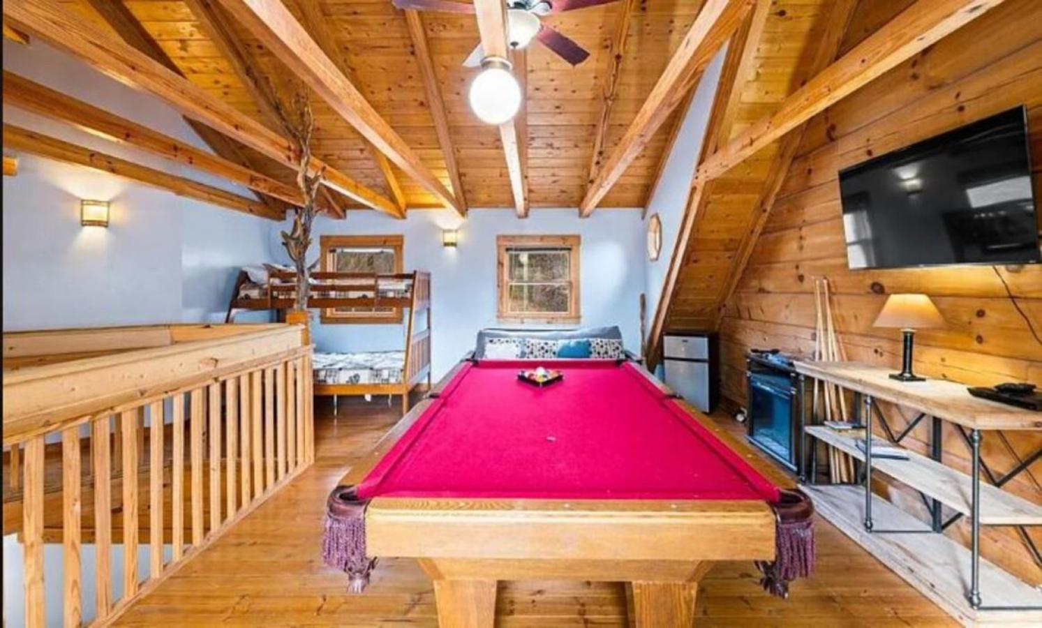 Secluded Escape | Views, Hot Tub, Outdoor Lounge! Holiday home