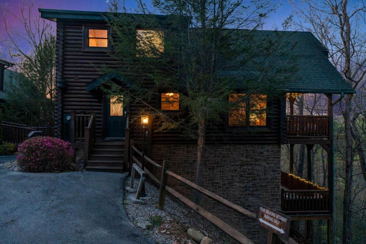 Stunning Mountain W Hot Tub Gatlinburg