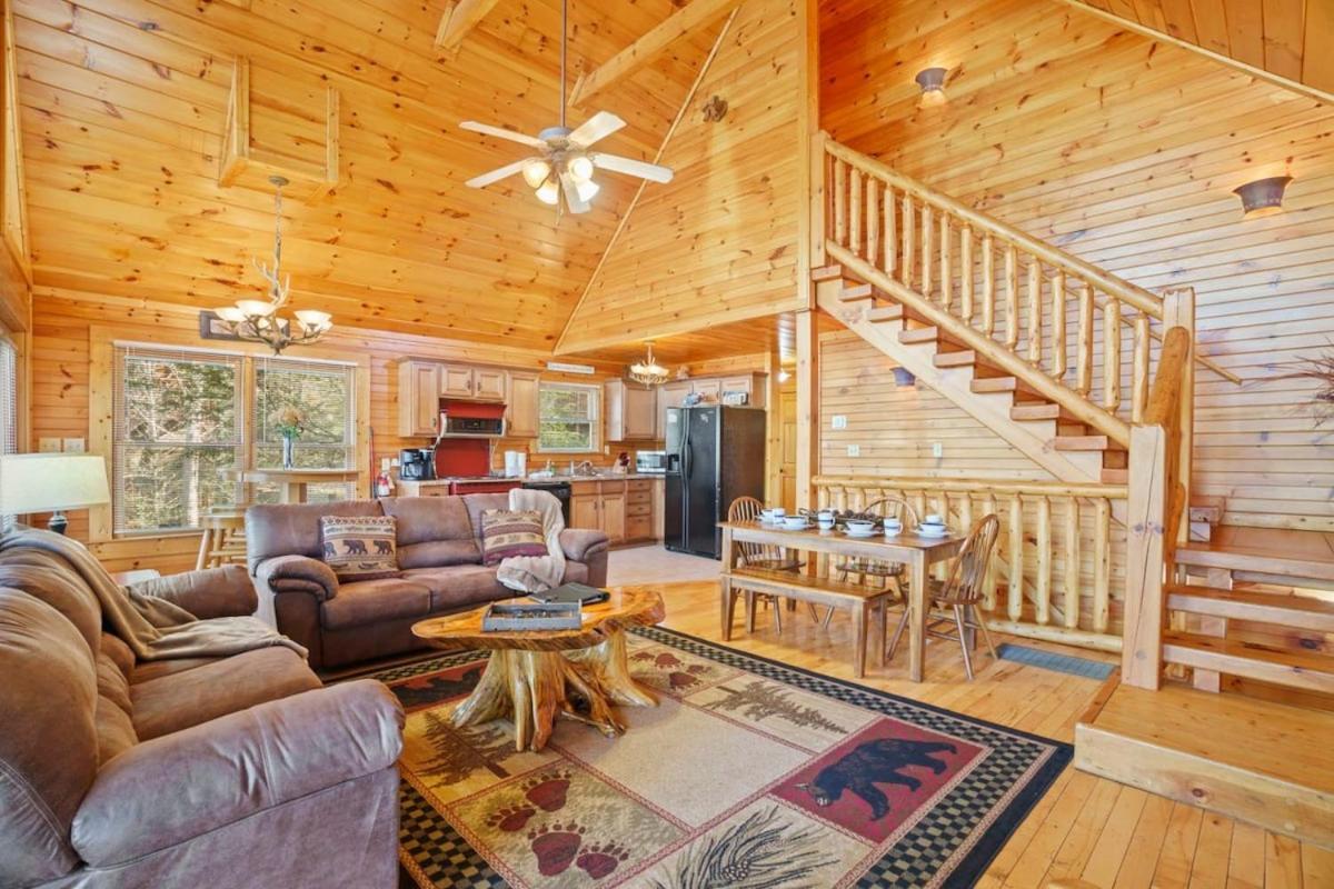 Stunning Mountain W Hot Tub * Gatlinburg