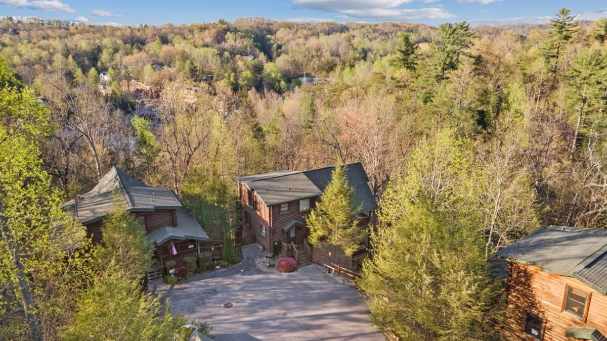 Stunning Mountain W Hot Tub Holiday home