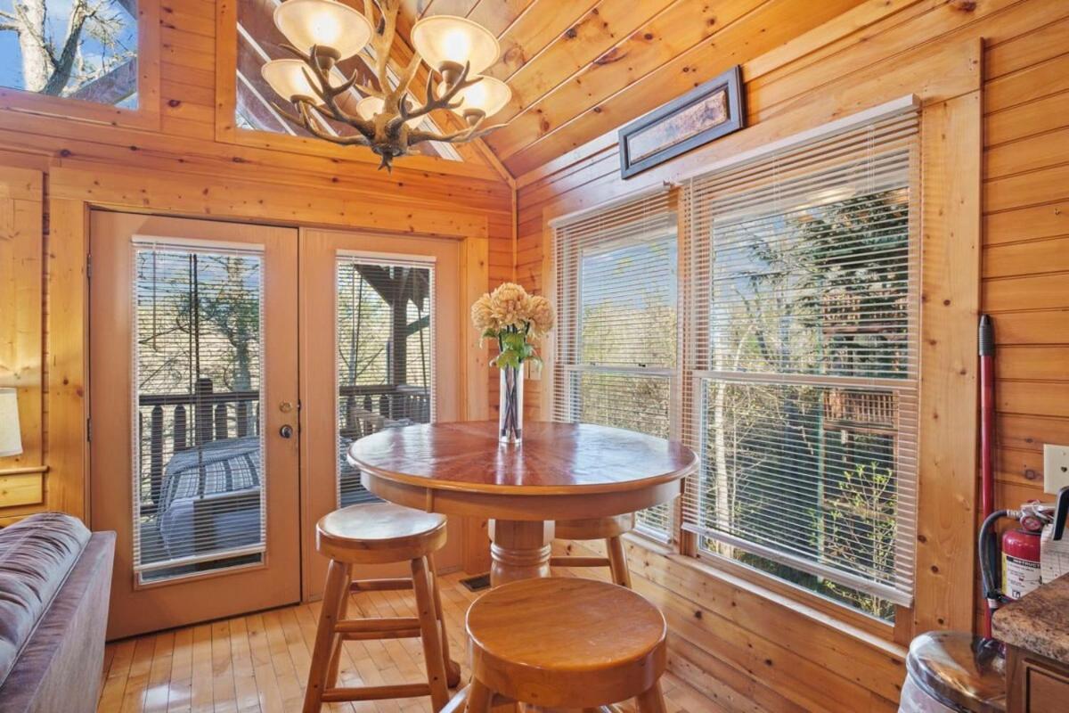 Stunning Mountain W Hot Tub Holiday home Gatlinburg