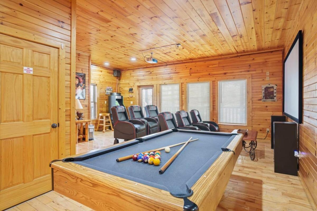 Stunning Mountain W Hot Tub * Gatlinburg
