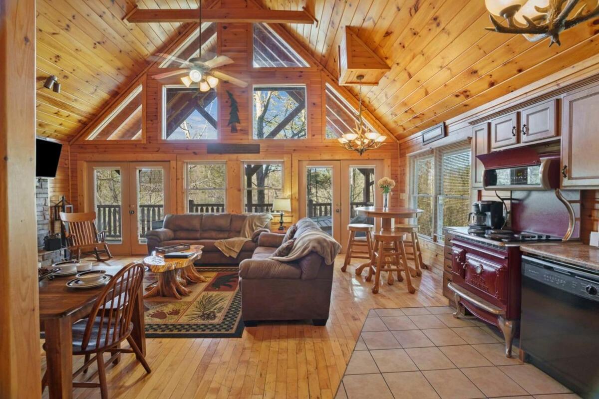 Holiday home Stunning Mountain W Hot Tub Gatlinburg