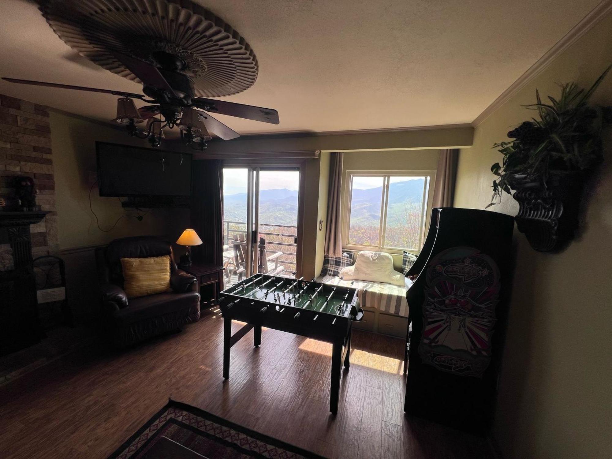 Mountaintop With Incredible View * Gatlinburg