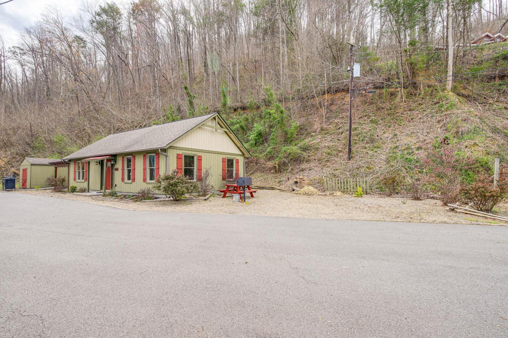 Holiday home 1 Mi To Strip Cozy With Hot Tub!