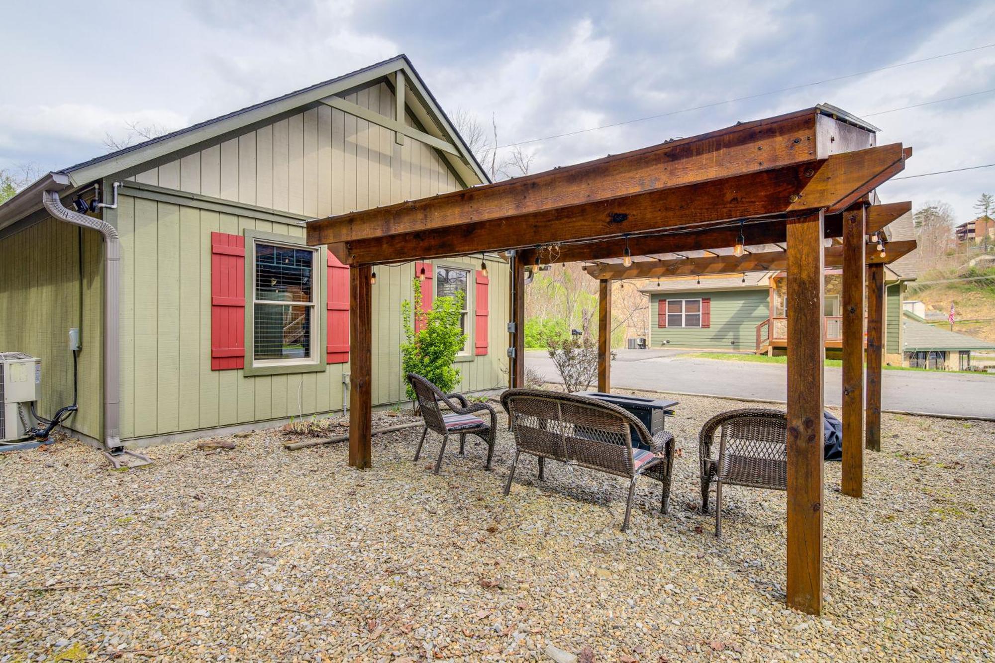 1 Mi To Strip Cozy With Hot Tub! Holiday home *
