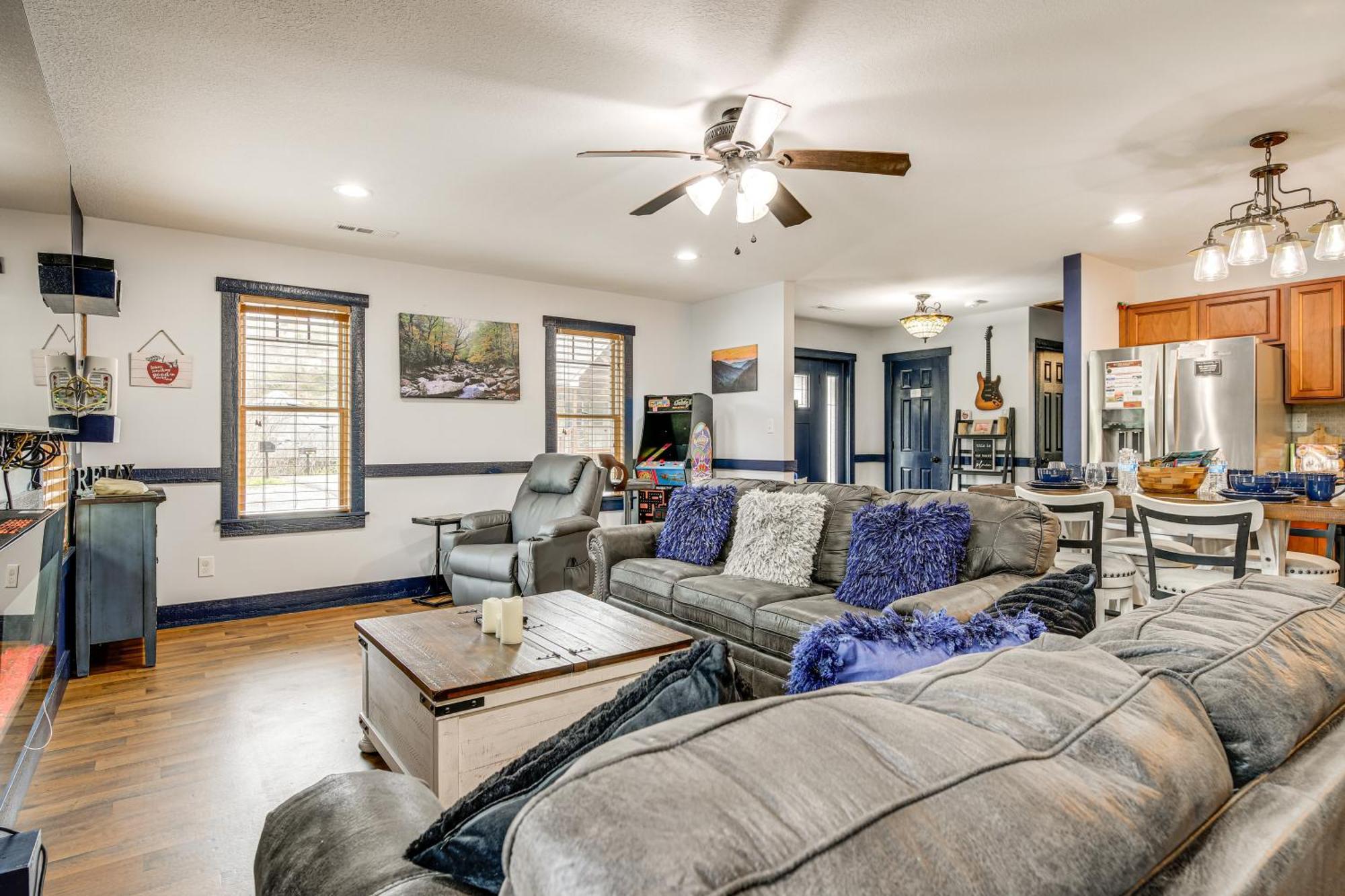 Holiday home 1 Mi To Strip Cozy With Hot Tub! Gatlinburg