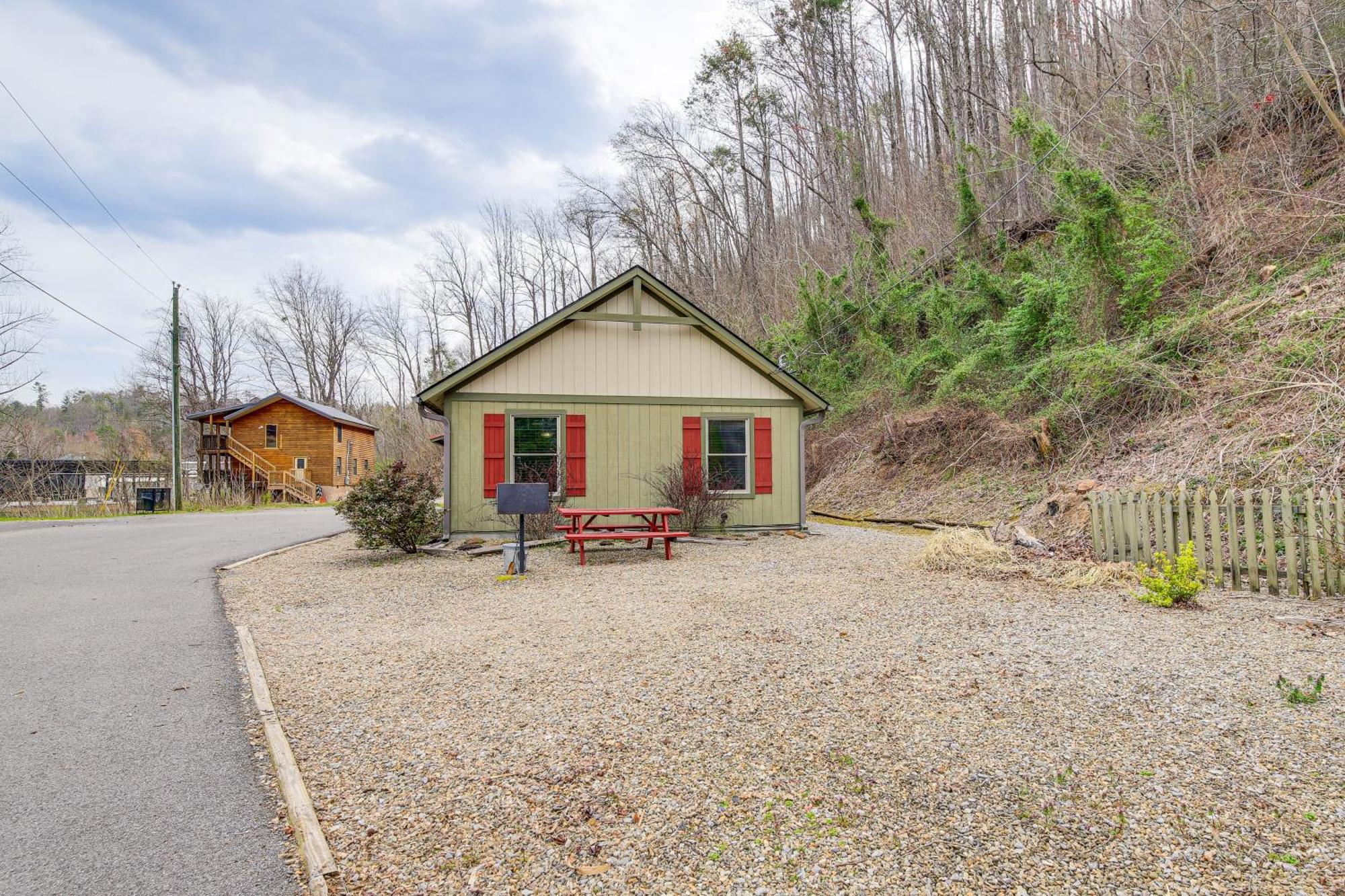1 Mi To Strip Cozy With Hot Tub!