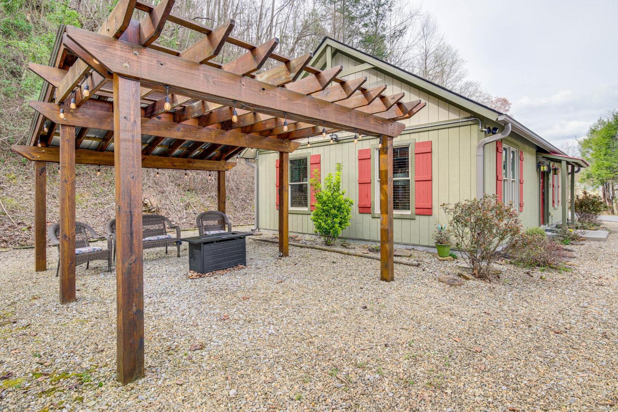1 Mi To Strip Cozy With Hot Tub! * Gatlinburg