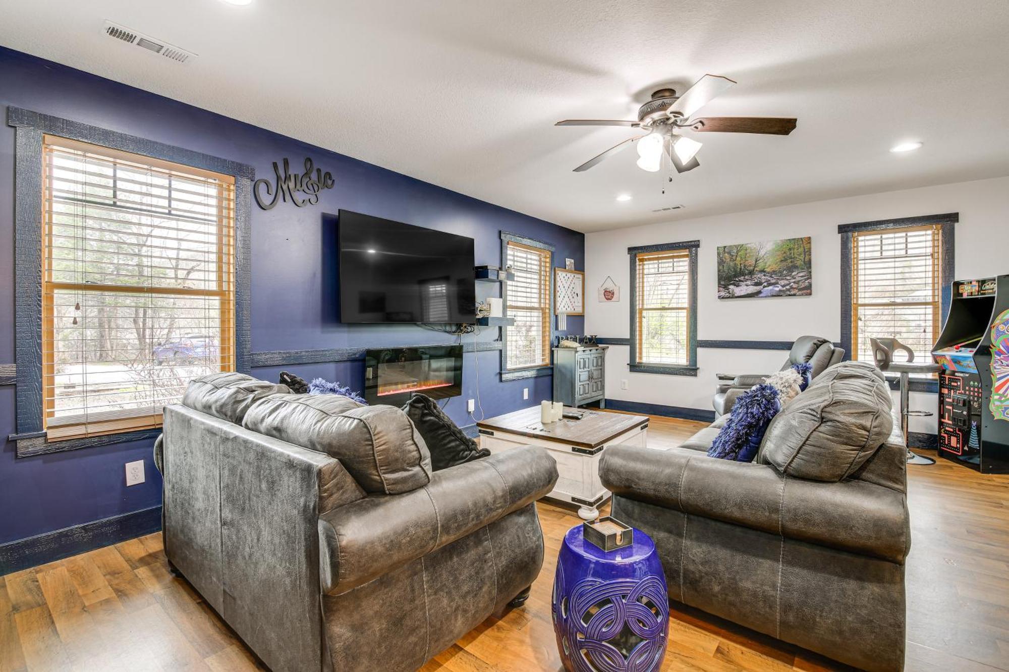 1 Mi To Strip Cozy With Hot Tub! * Gatlinburg