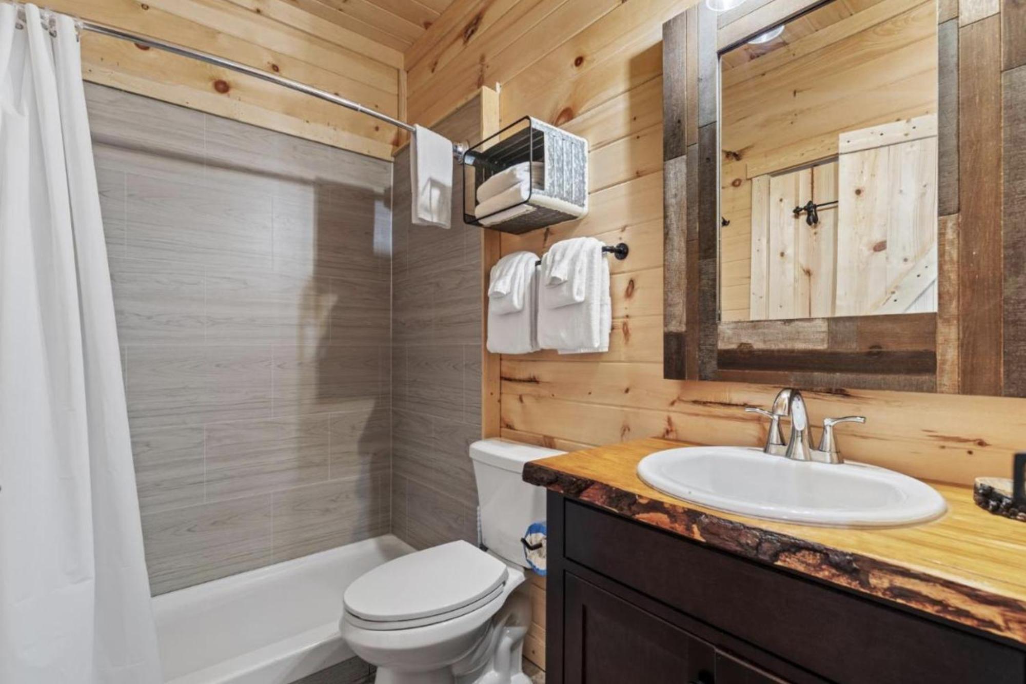 Falling Brook - Cozy Creekside With Hot Tub, Game Loft & Dog-friendly Comfort Holiday home *