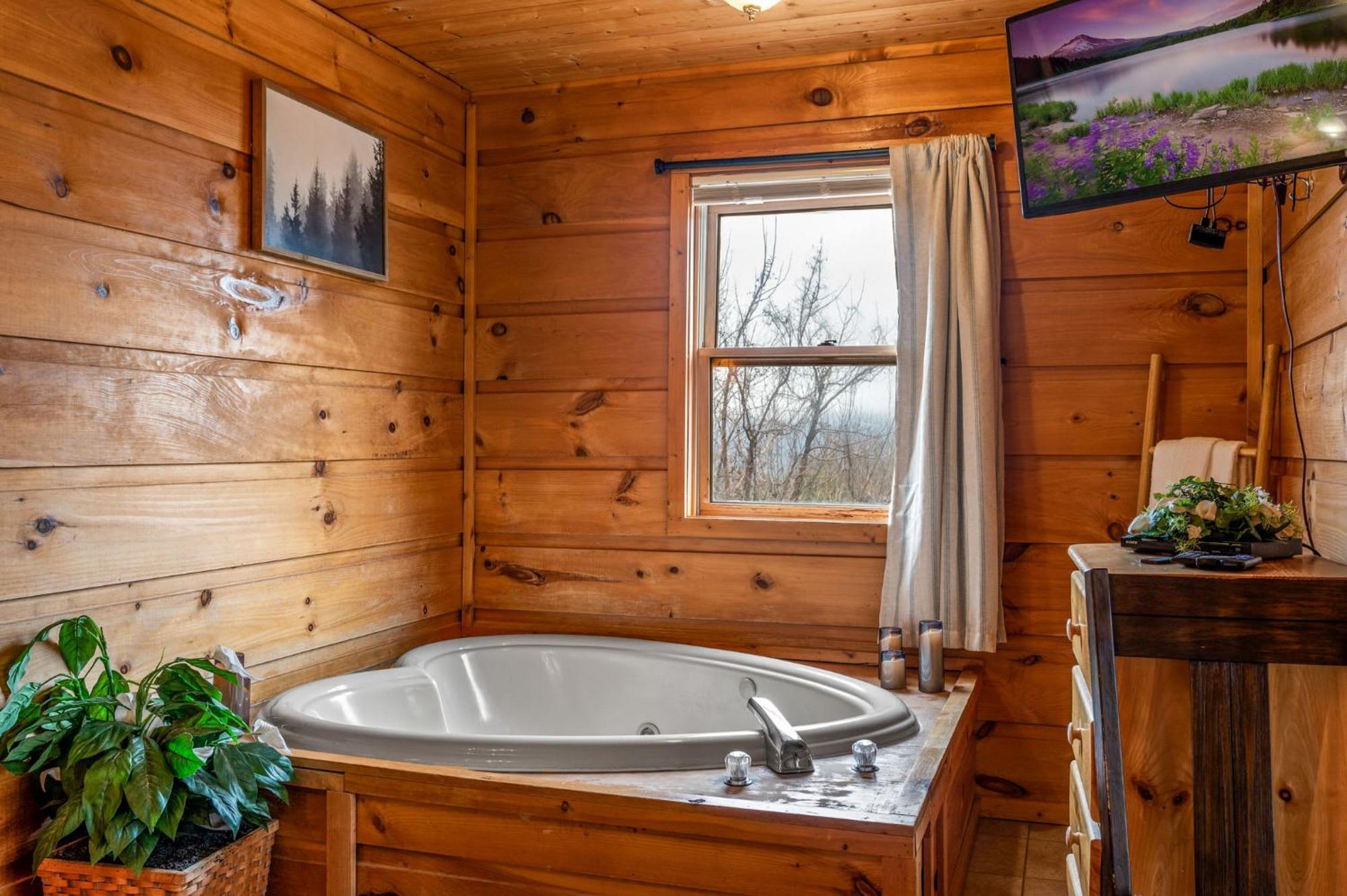 Cozy With Hot Tub