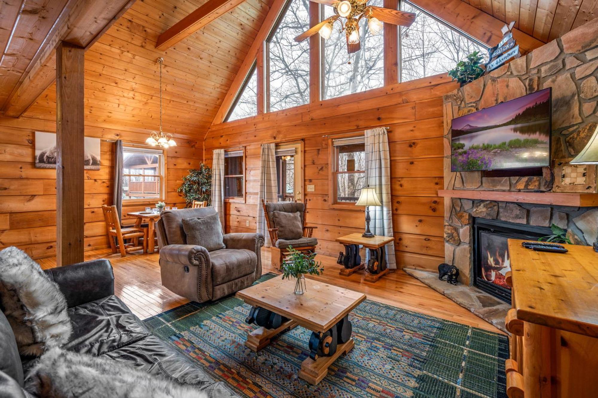 Cozy With Hot Tub *