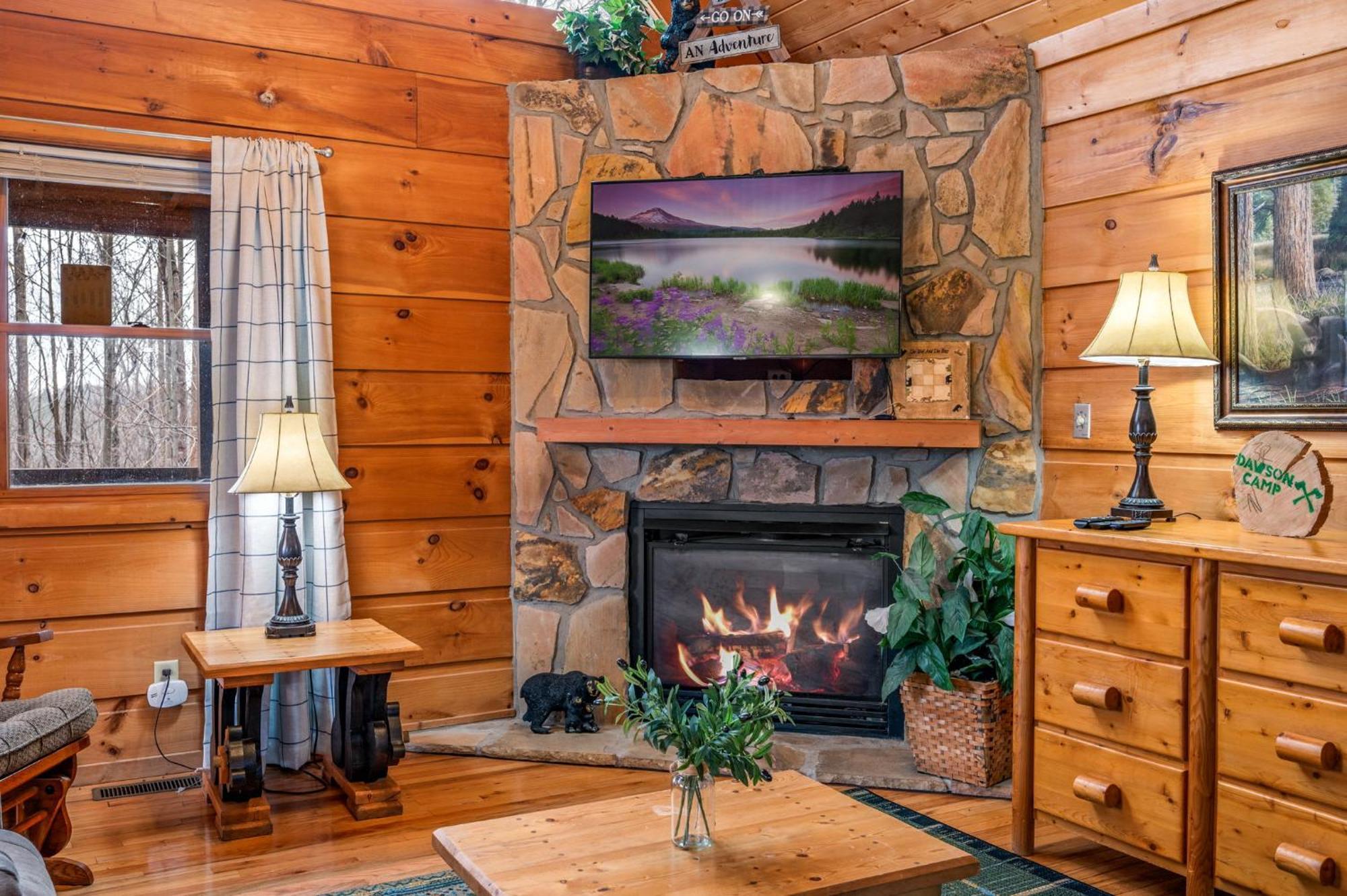 Cozy With Hot Tub *