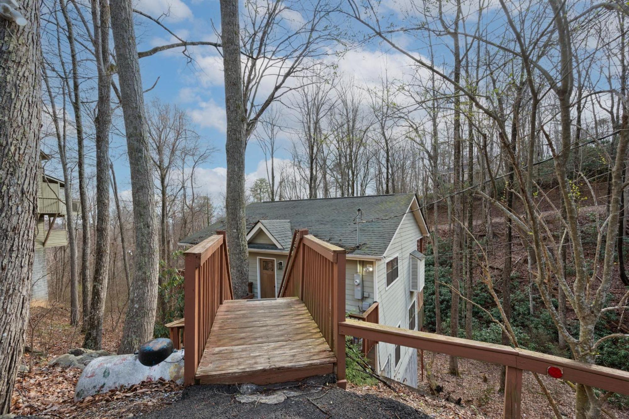 Cozy In The Woods - Hot Tub & Game