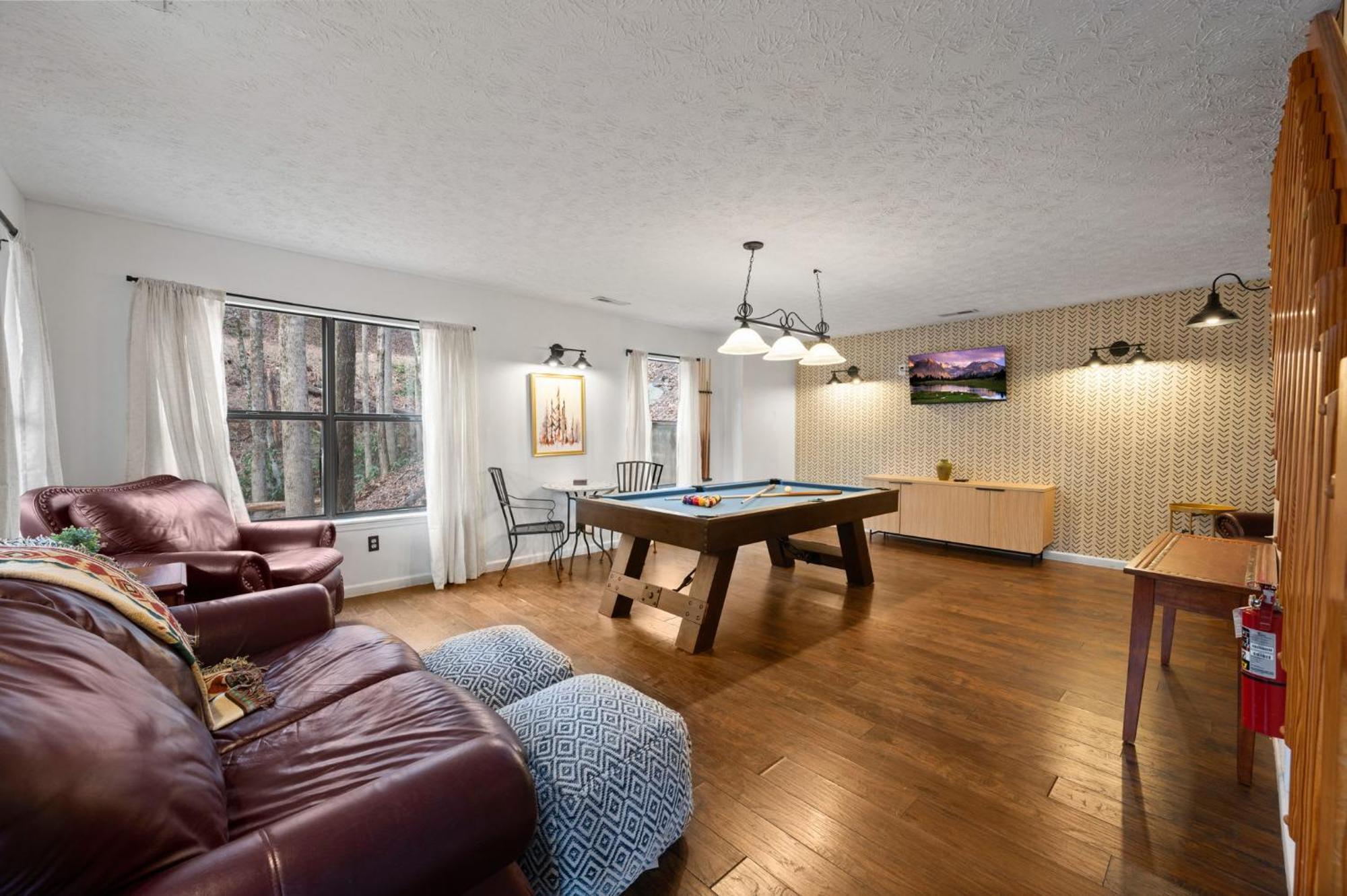 Cozy In The Woods - Hot Tub & Game Holiday home
