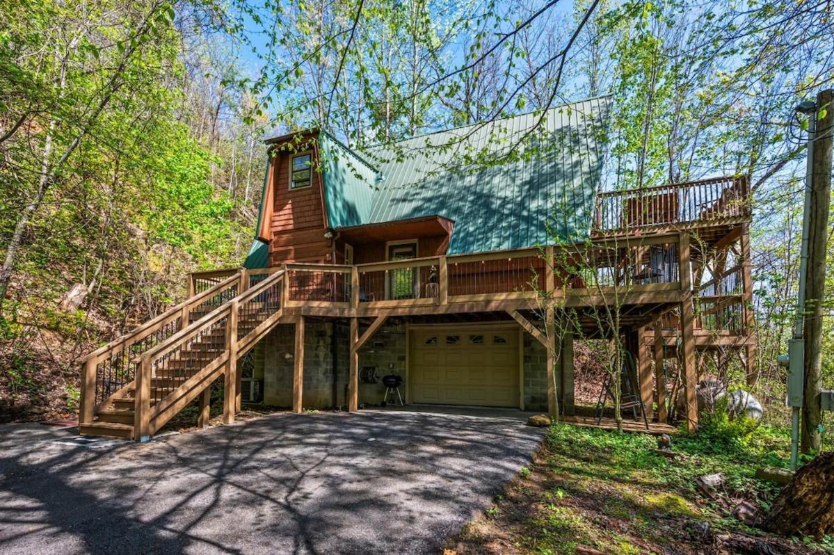 Charming A-frame W Hot Tub & Mountain Views * Gatlinburg