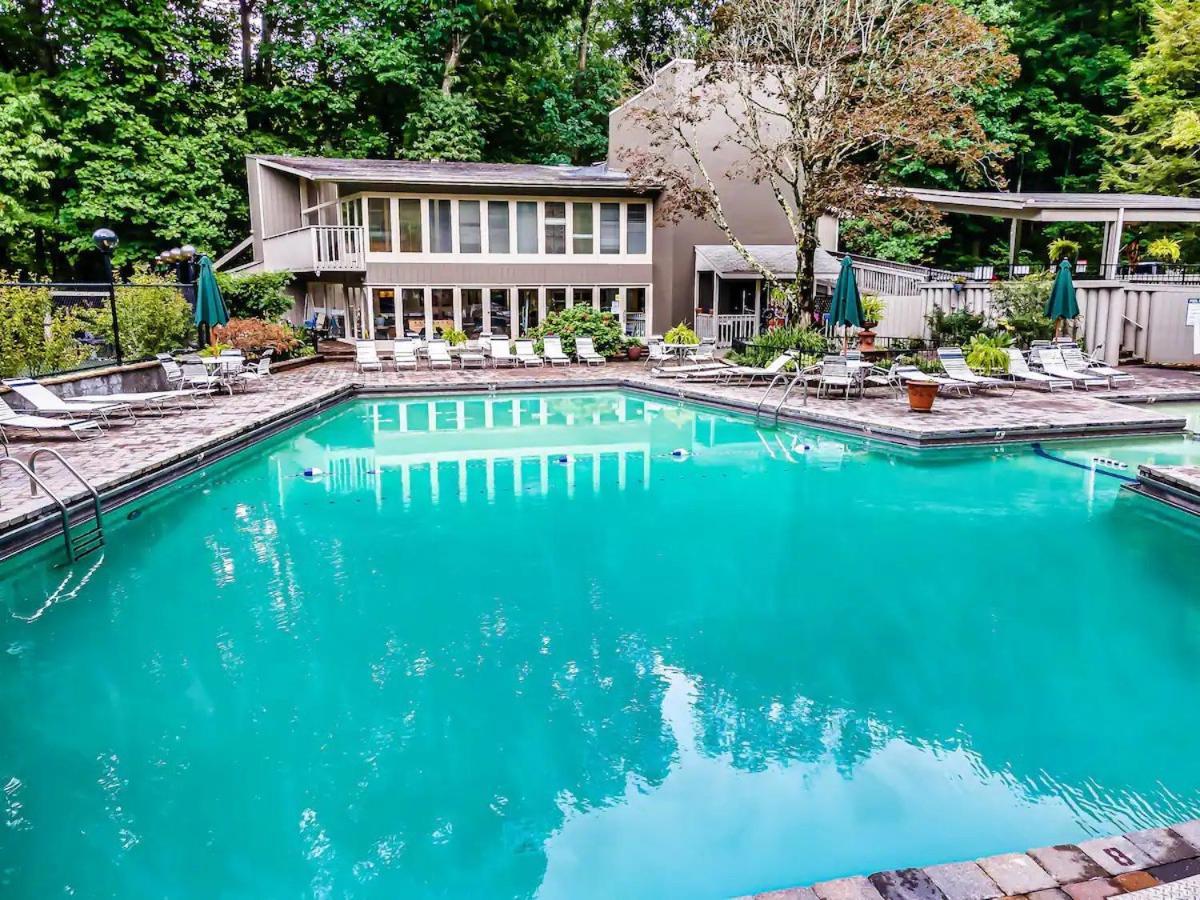 Charming A-frame W Hot Tub & Mountain Views * Gatlinburg