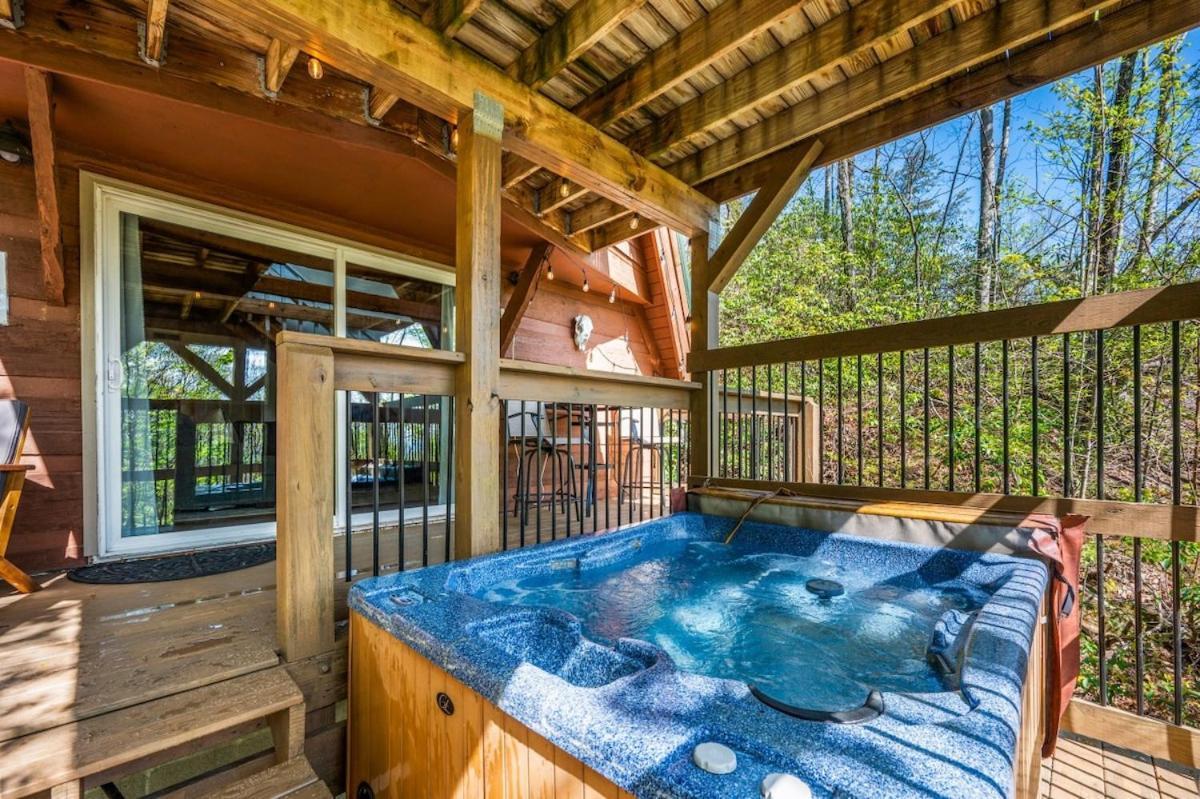 Charming A-frame W Hot Tub & Mountain Views Holiday home