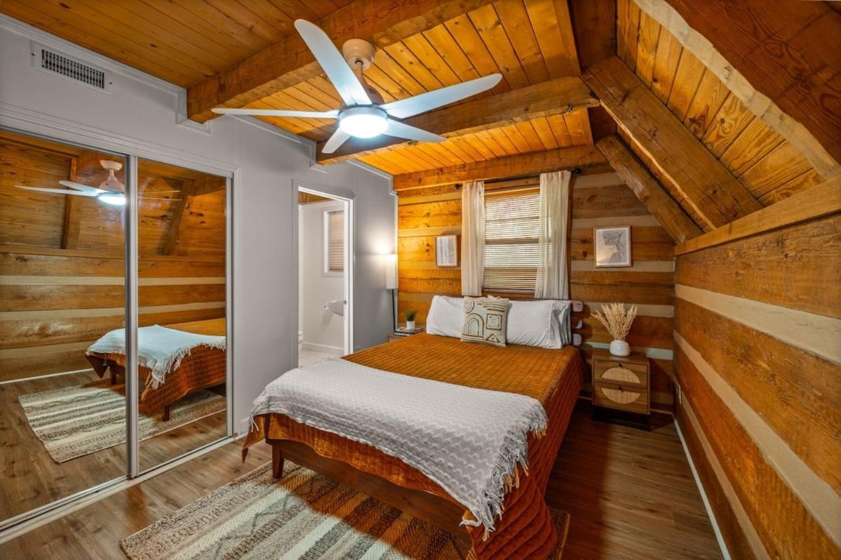Charming A-frame W Hot Tub & Mountain Views Holiday home *
