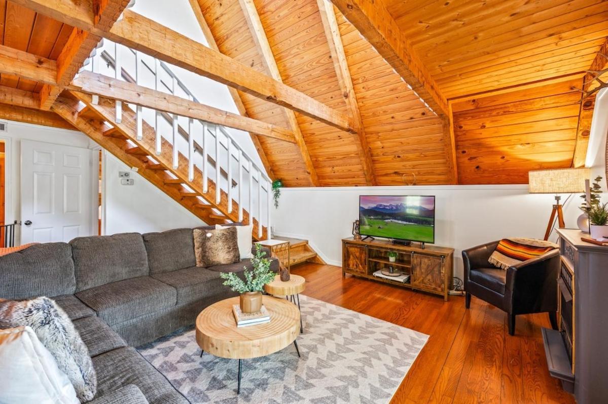 Charming A-frame W Hot Tub & Mountain Views * Gatlinburg