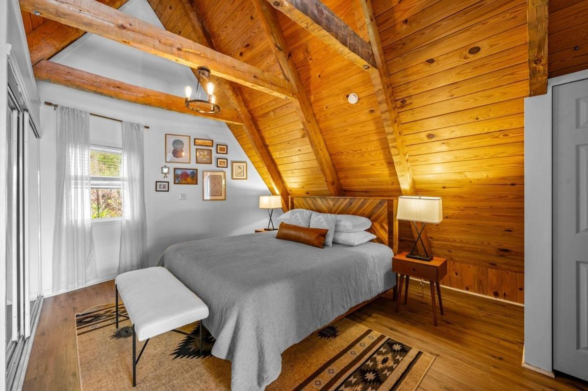 Charming A-frame W Hot Tub & Mountain Views Gatlinburg