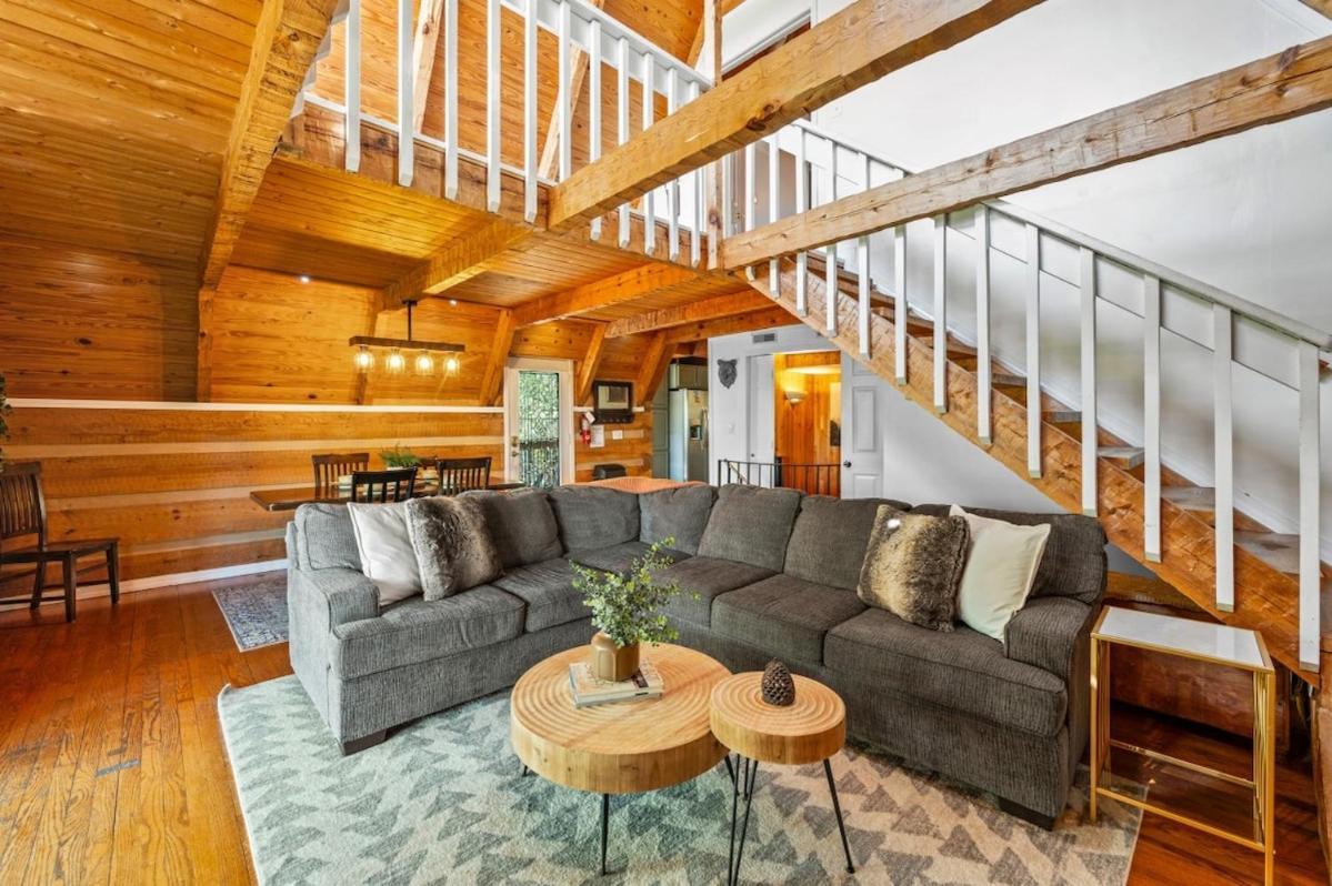 Charming A-frame W Hot Tub & Mountain Views Holiday home *