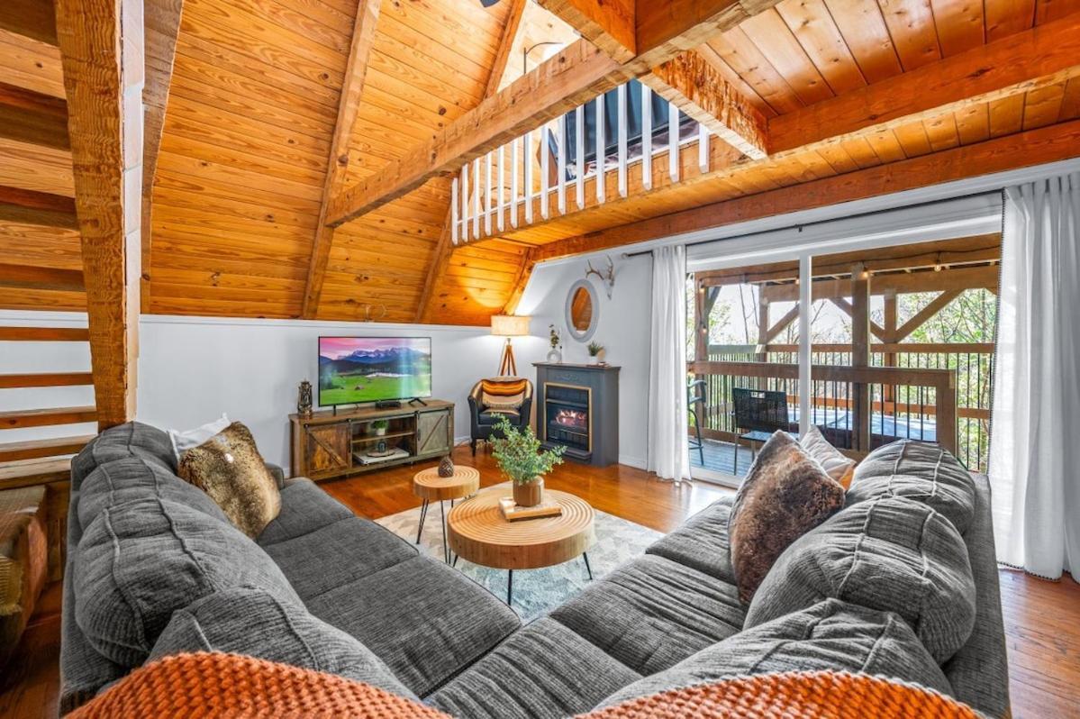 Charming A-frame W Hot Tub & Mountain Views *