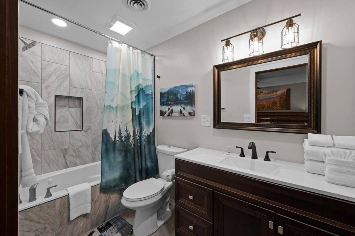 Cozy Blue With Hot Tub, 5min To Downtwn