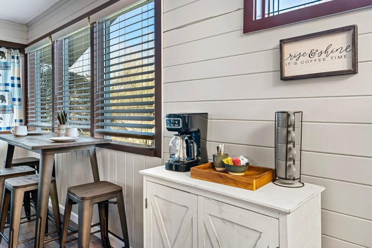 Cozy Blue With Hot Tub, 5min To Downtwn Holiday home Gatlinburg