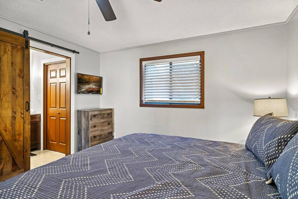 Cozy Blue With Hot Tub, 5min To Downtwn Holiday home