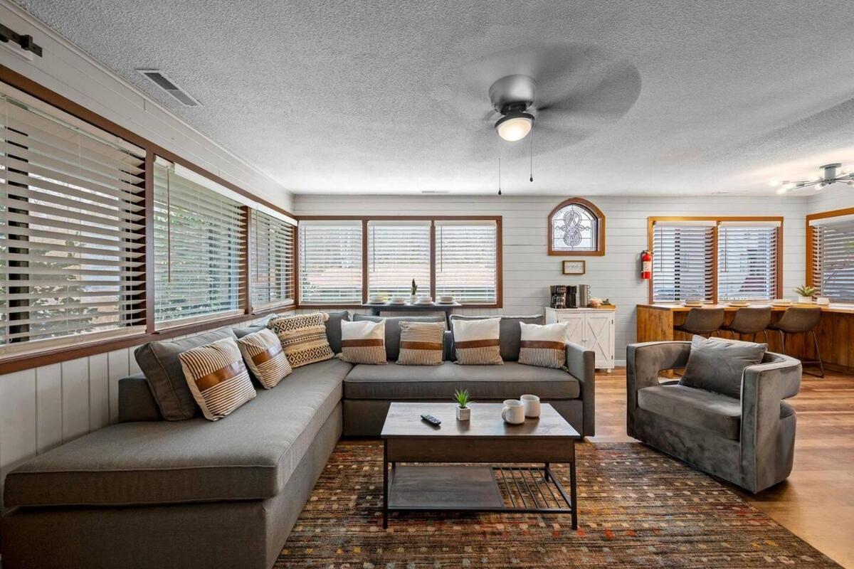 Cozy Blue With Hot Tub, 5min To Downtwn Holiday home