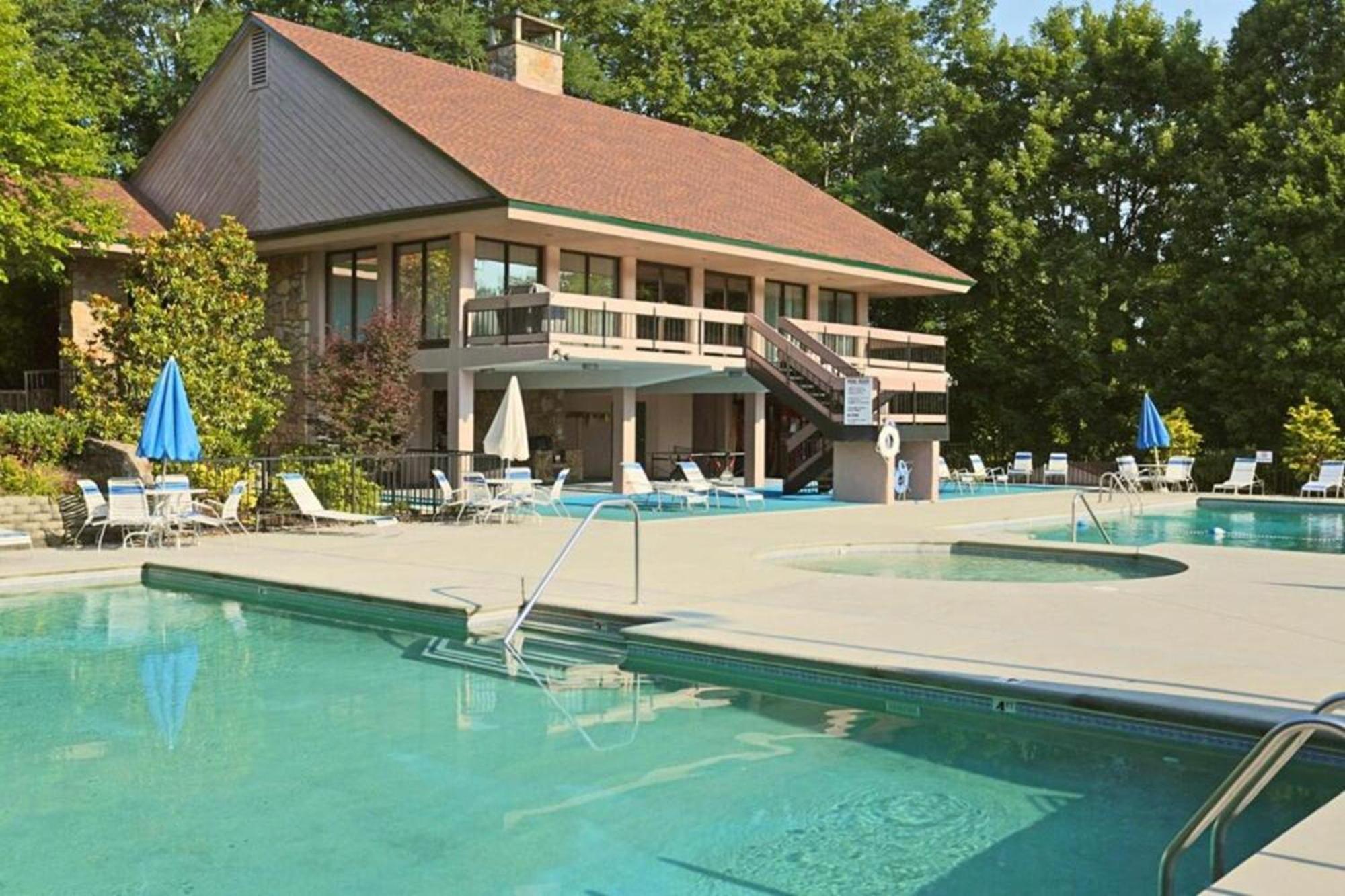New Smoky Mountain Luxury Cabin, Outdoor Fireplacet * Gatlinburg