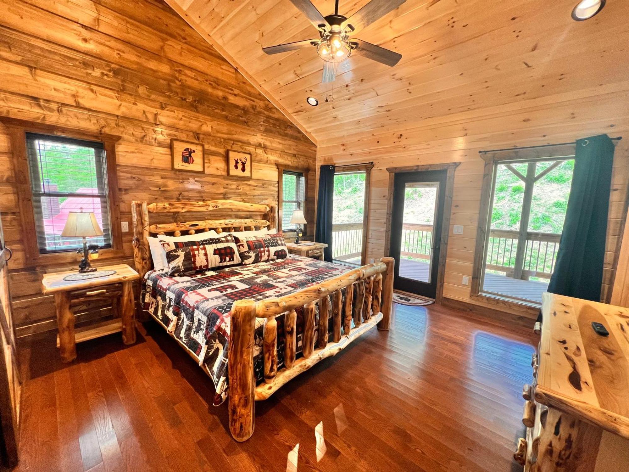 New Smoky Mountain Luxury Cabin, Outdoor Fireplacet Gatlinburg