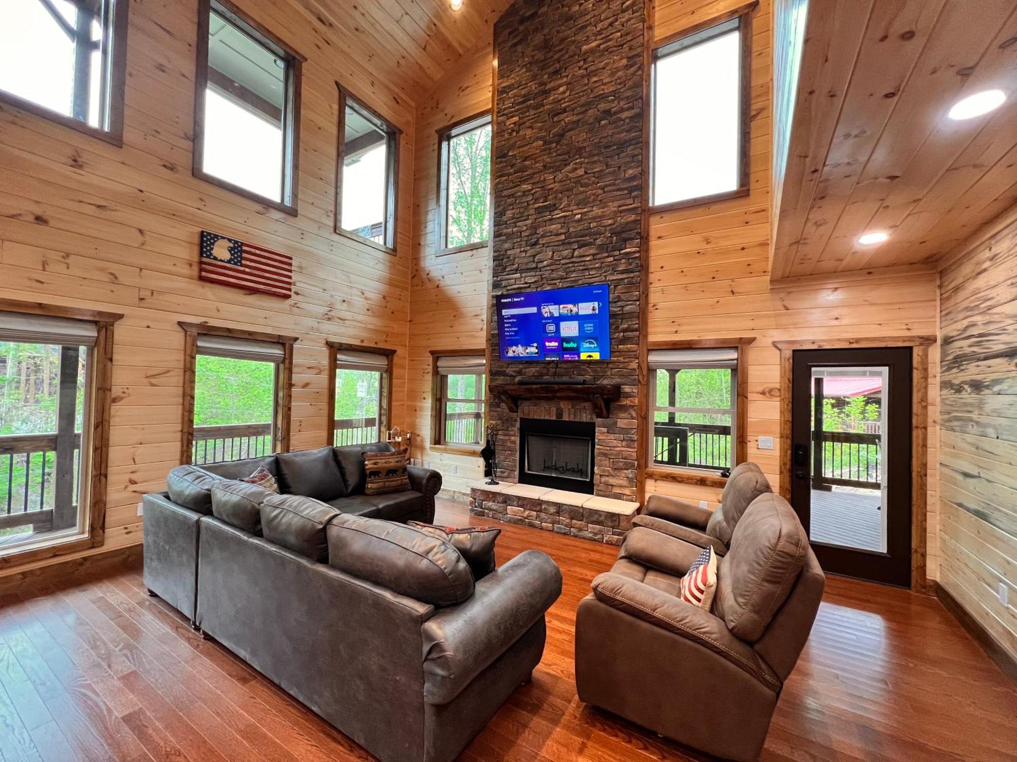 New Smoky Mountain Luxury Cabin, Outdoor Fireplacet