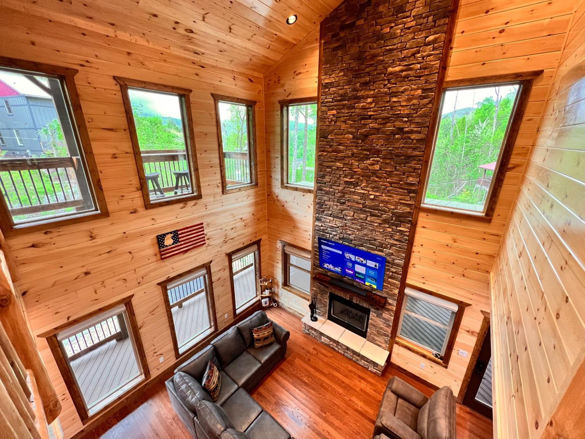 New Smoky Mountain Luxury Cabin, Outdoor Fireplacet Gatlinburg
