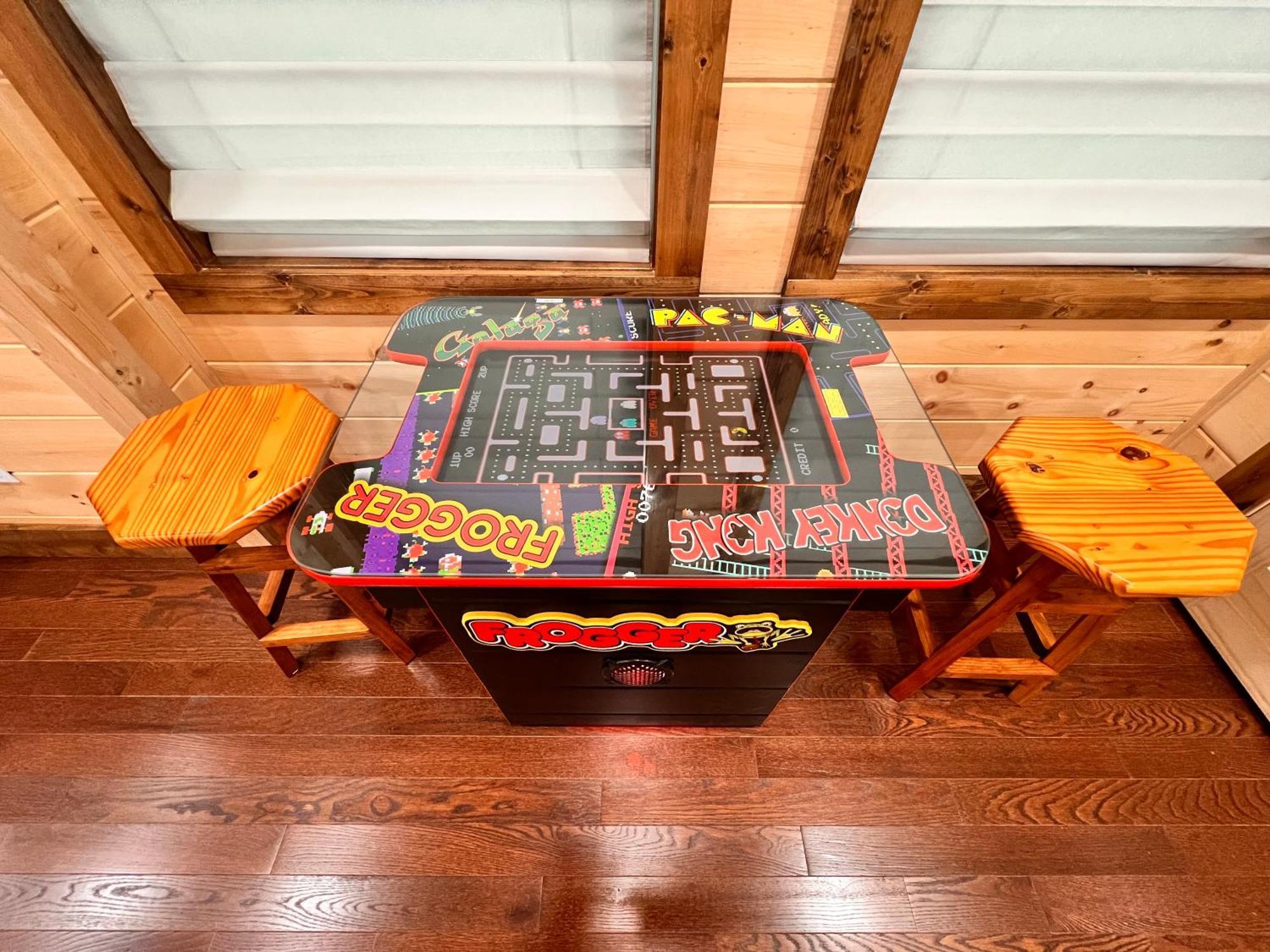 New Smoky Mountain Luxury Cabin, Outdoor Fireplacet * Gatlinburg