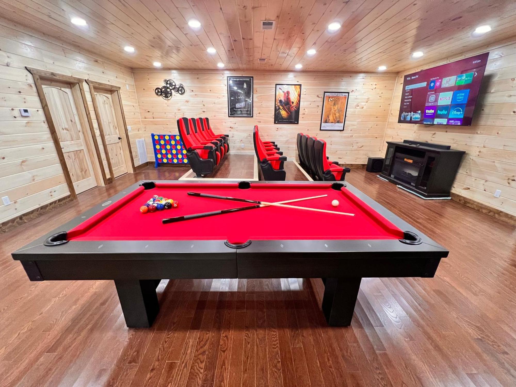 New Smoky Mountain Luxury Cabin, Outdoor Fireplacet Gatlinburg
