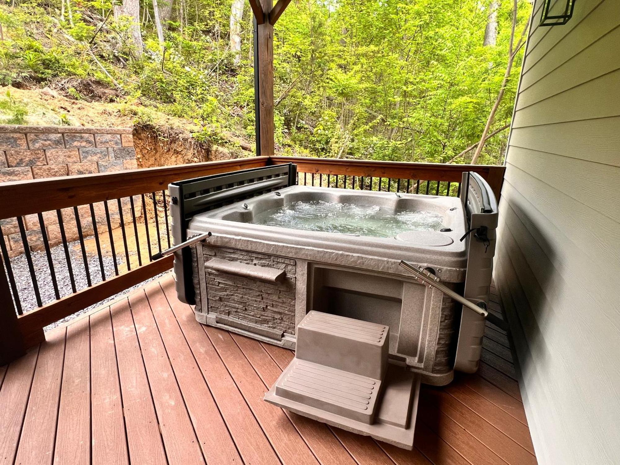 New Smoky Mountain Luxury Cabin, Outdoor Fireplacet Holiday home