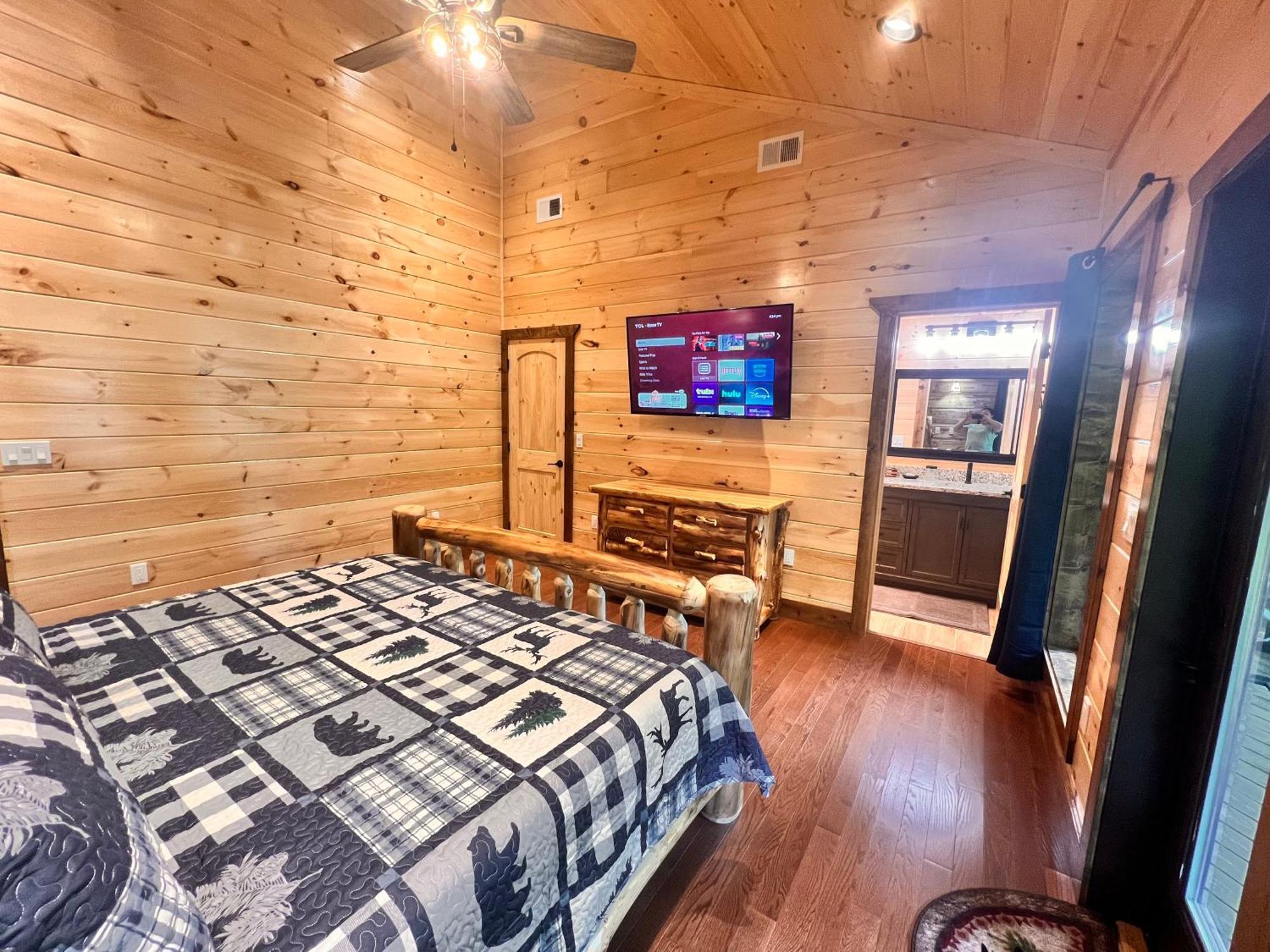 New Smoky Mountain Luxury Cabin, Outdoor Fireplacet Gatlinburg