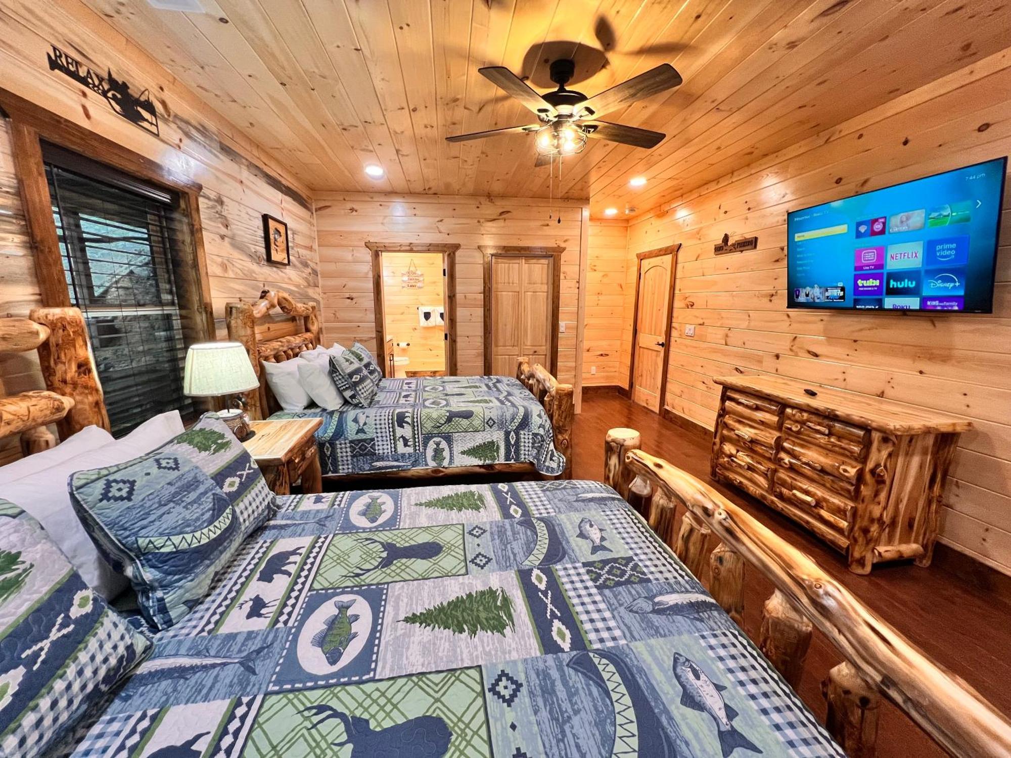 New Smoky Mountain Luxury Cabin, Outdoor Fireplacet * Gatlinburg