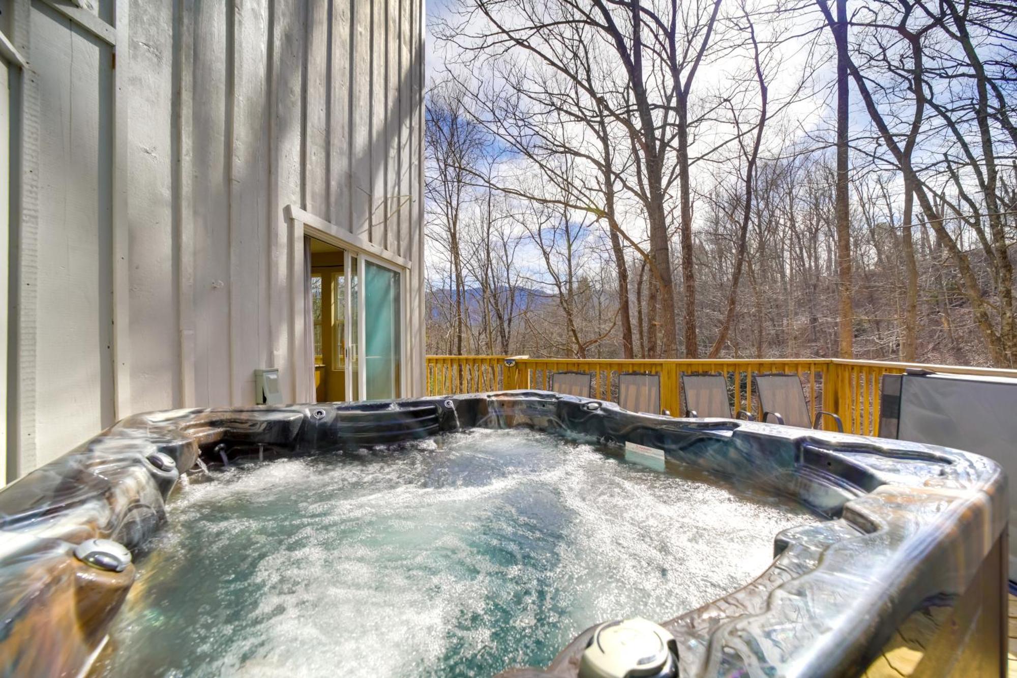 Updated Cobbly Nob With Hot Tub! Holiday home