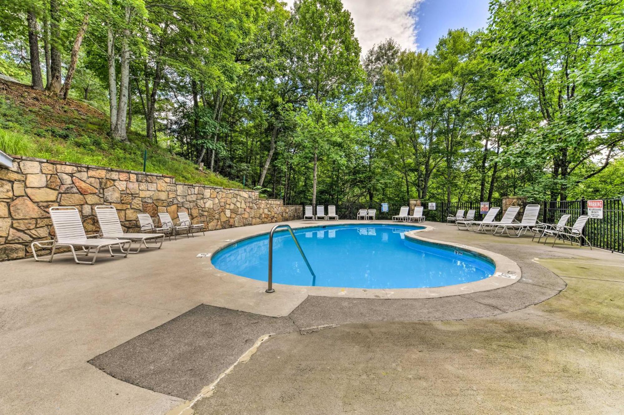 Updated Cobbly Nob With Hot Tub! Holiday home Gatlinburg