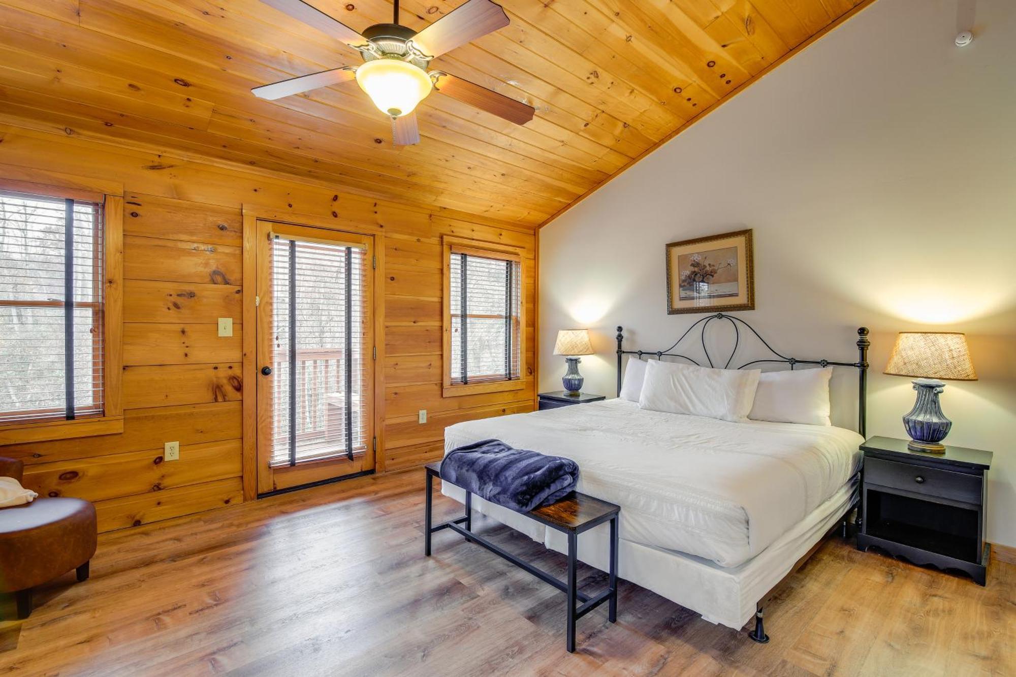 Holiday home Pet-friendly Retreat With Hot Tub!