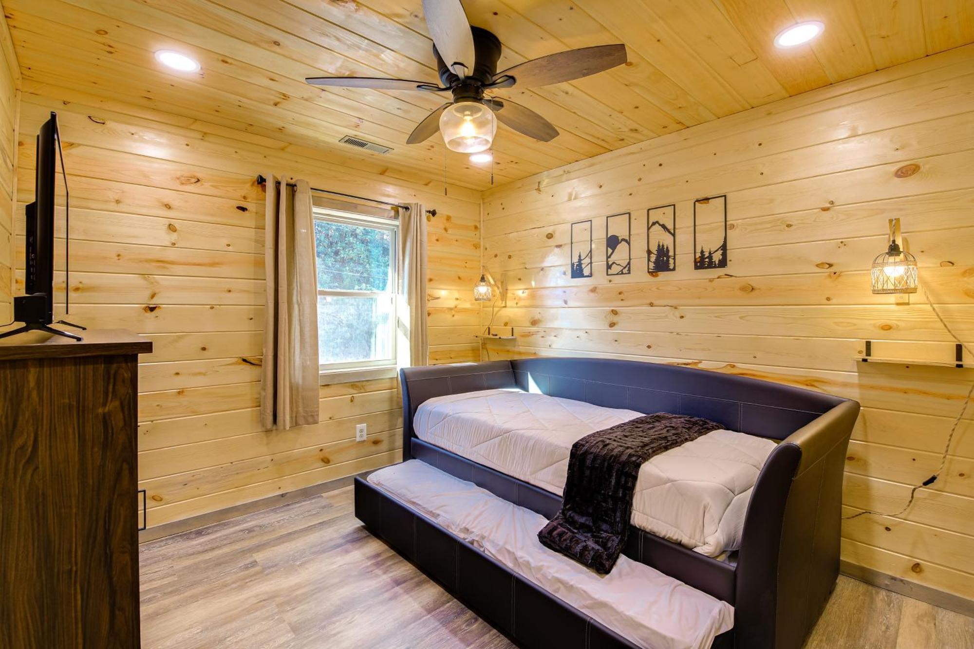 With Game Room, Hot Tub And Mtn Views Holiday home Gatlinburg
