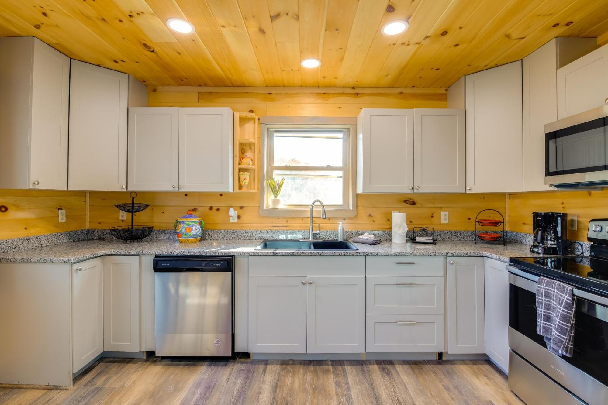 With Game Room, Hot Tub And Mtn Views Holiday home