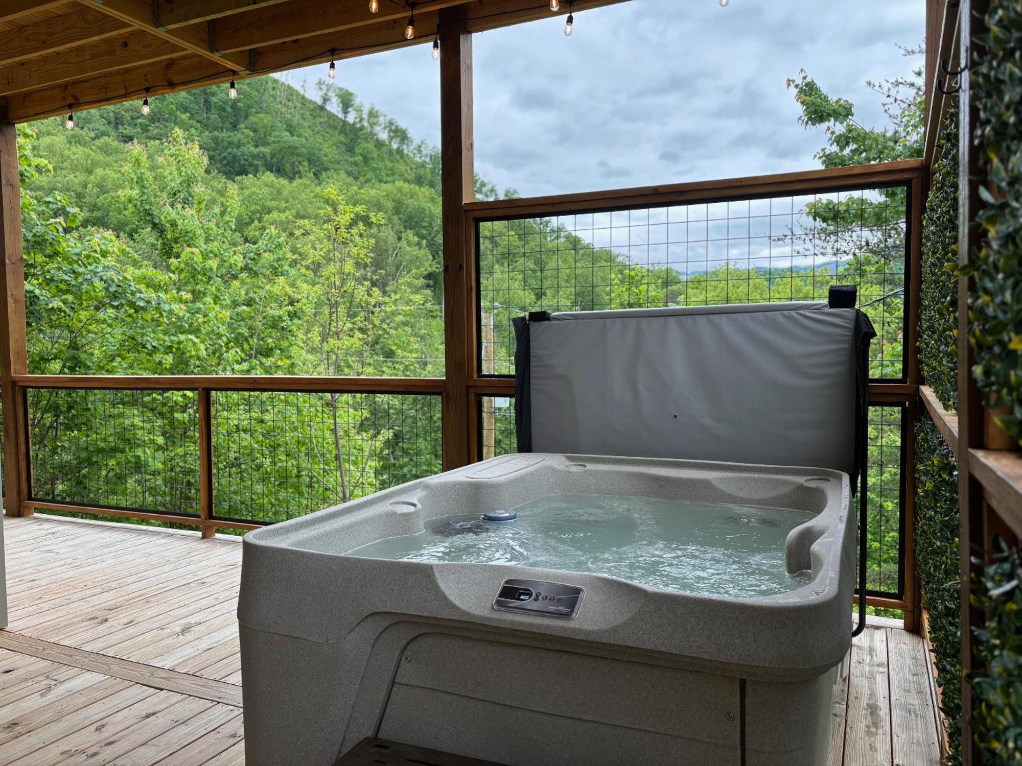 Out Of The Ashes Is A Brand New 3 Bedroom With High End Touches, Hot Tub, And A Mountain View! Holiday home Gatlinburg