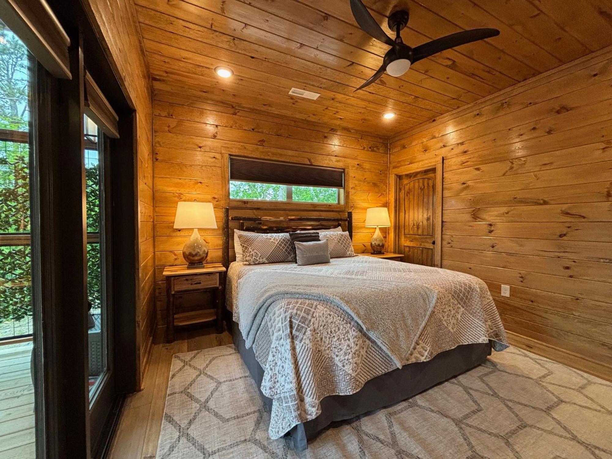 Out Of The Ashes Is A Brand New 3 Bedroom With High End Touches, Hot Tub, And A Mountain View! Holiday home Gatlinburg