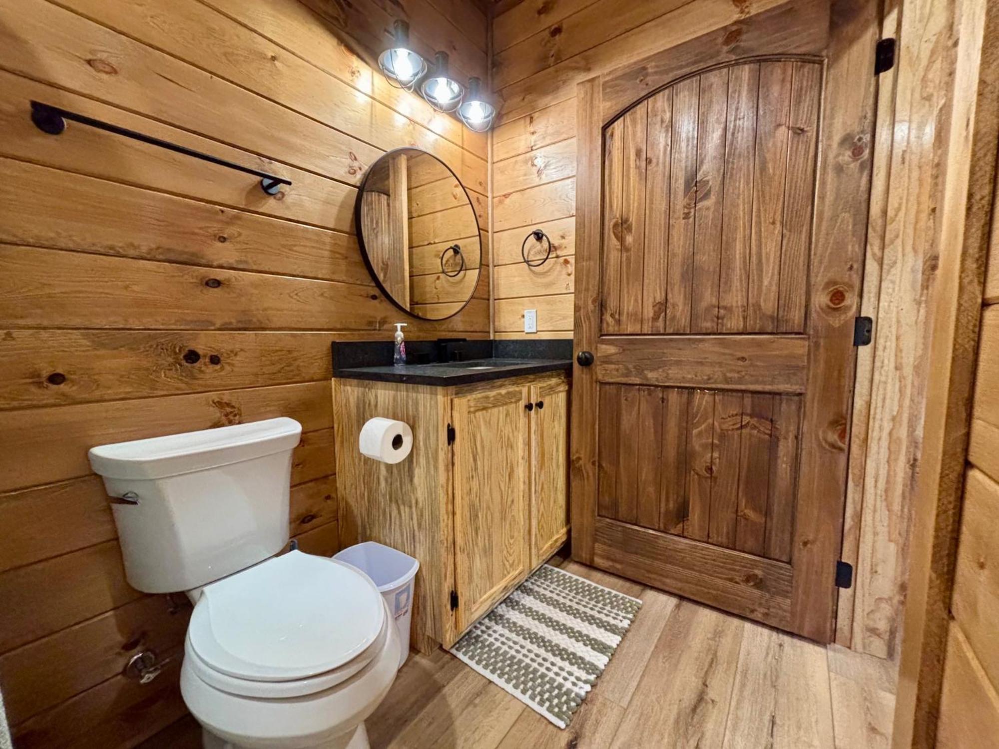 Out Of The Ashes Is A Brand New 3 Bedroom With High End Touches, Hot Tub, And A Mountain View! Holiday home