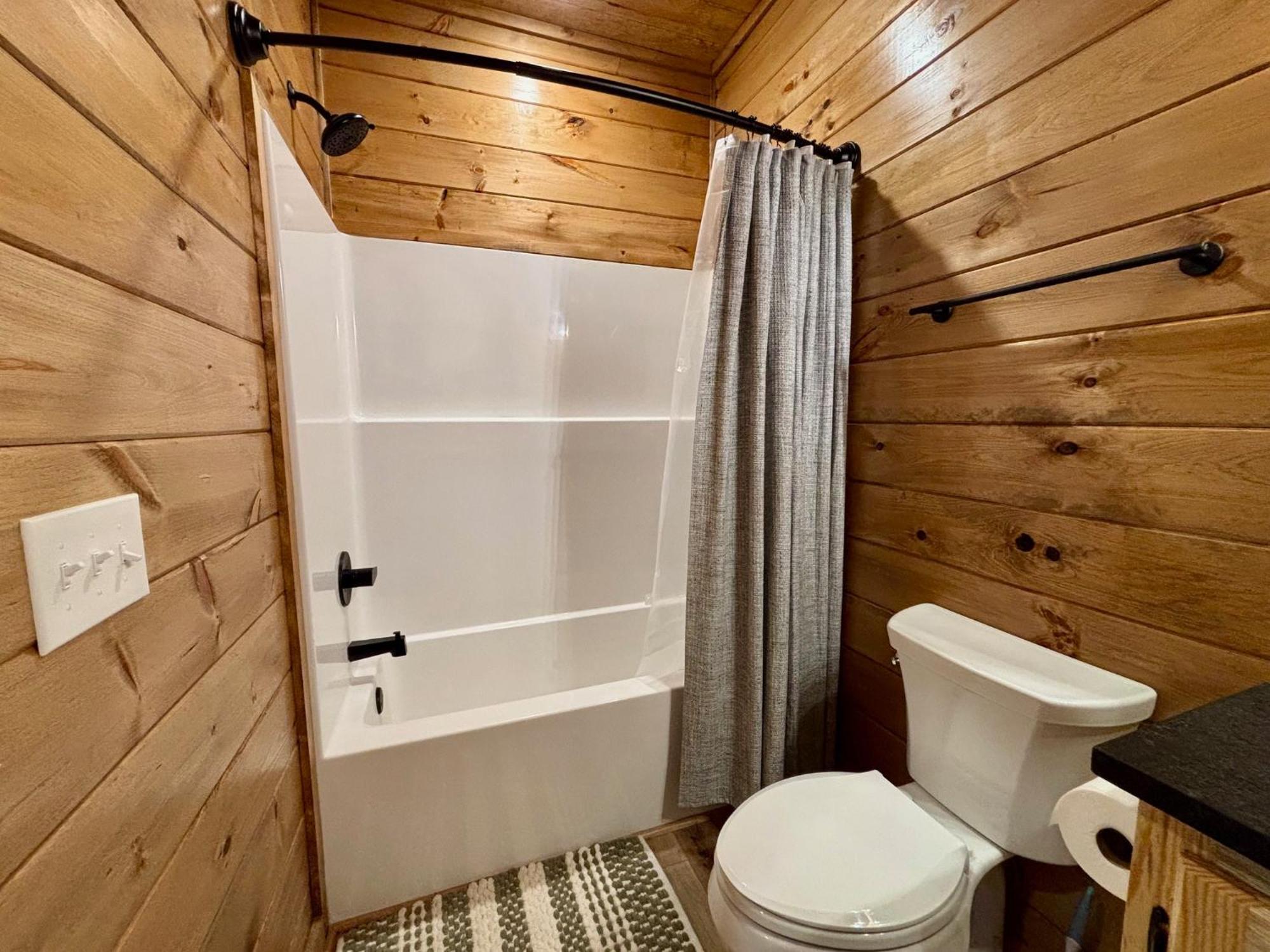 Out Of The Ashes Is A Brand New 3 Bedroom With High End Touches, Hot Tub, And A Mountain View! Holiday home Gatlinburg